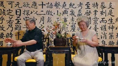 幸福的老年夫妇喝茶